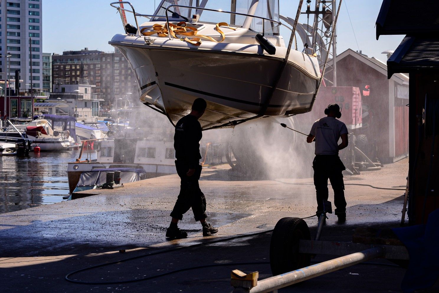 Antifouling coating protecting a ship hull